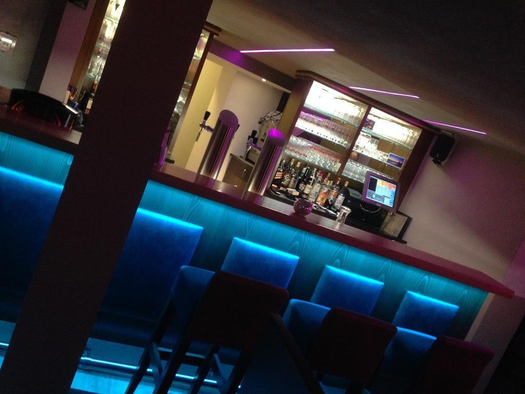 Horchem Hotel-Restaurant-Cafe-Bar มอนเชา ภายนอก รูปภาพ