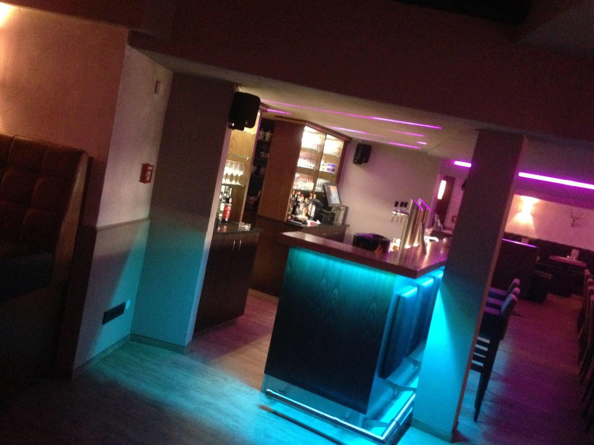 Horchem Hotel-Restaurant-Cafe-Bar มอนเชา ภายนอก รูปภาพ